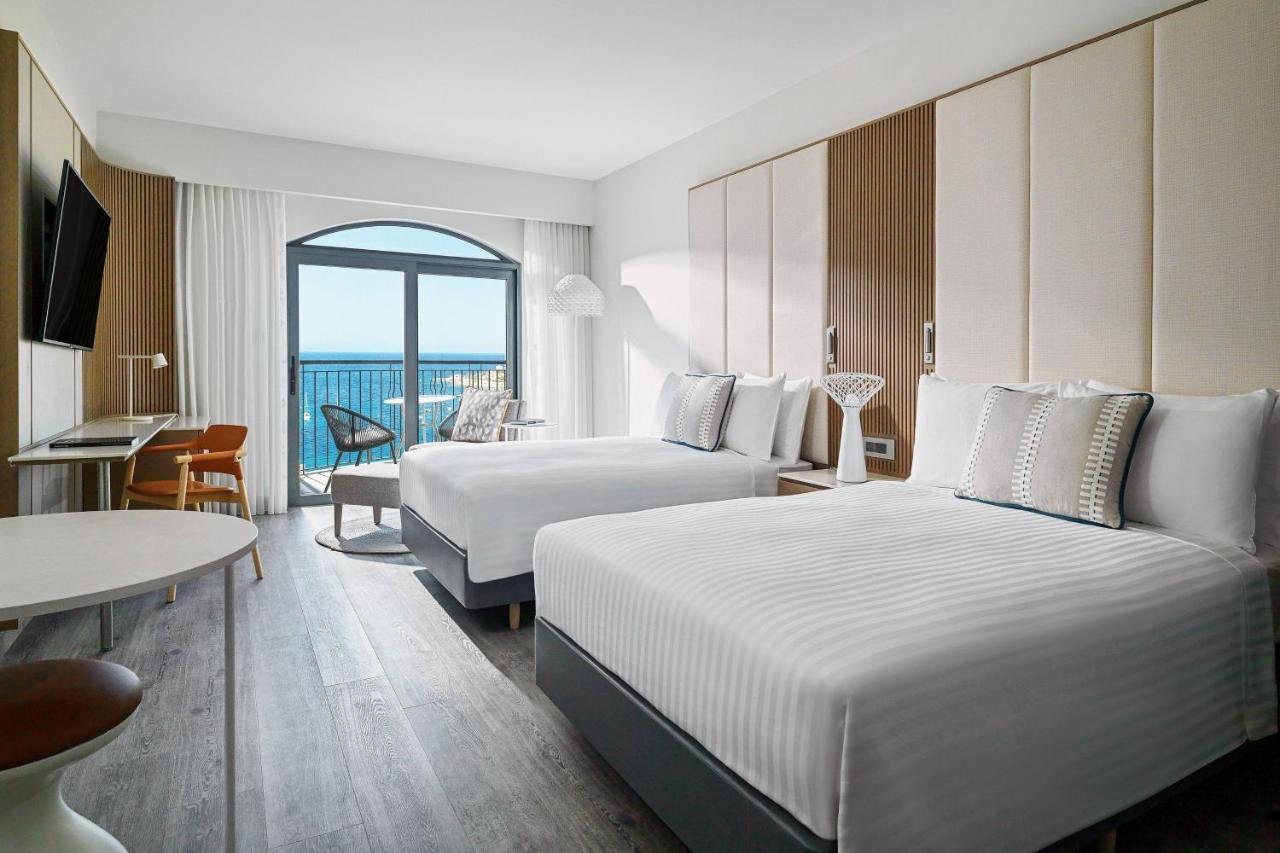 Malta Marriott Resort & Spa Saint Julian's Exterior foto A guest room at the Hilton Garden Inn
