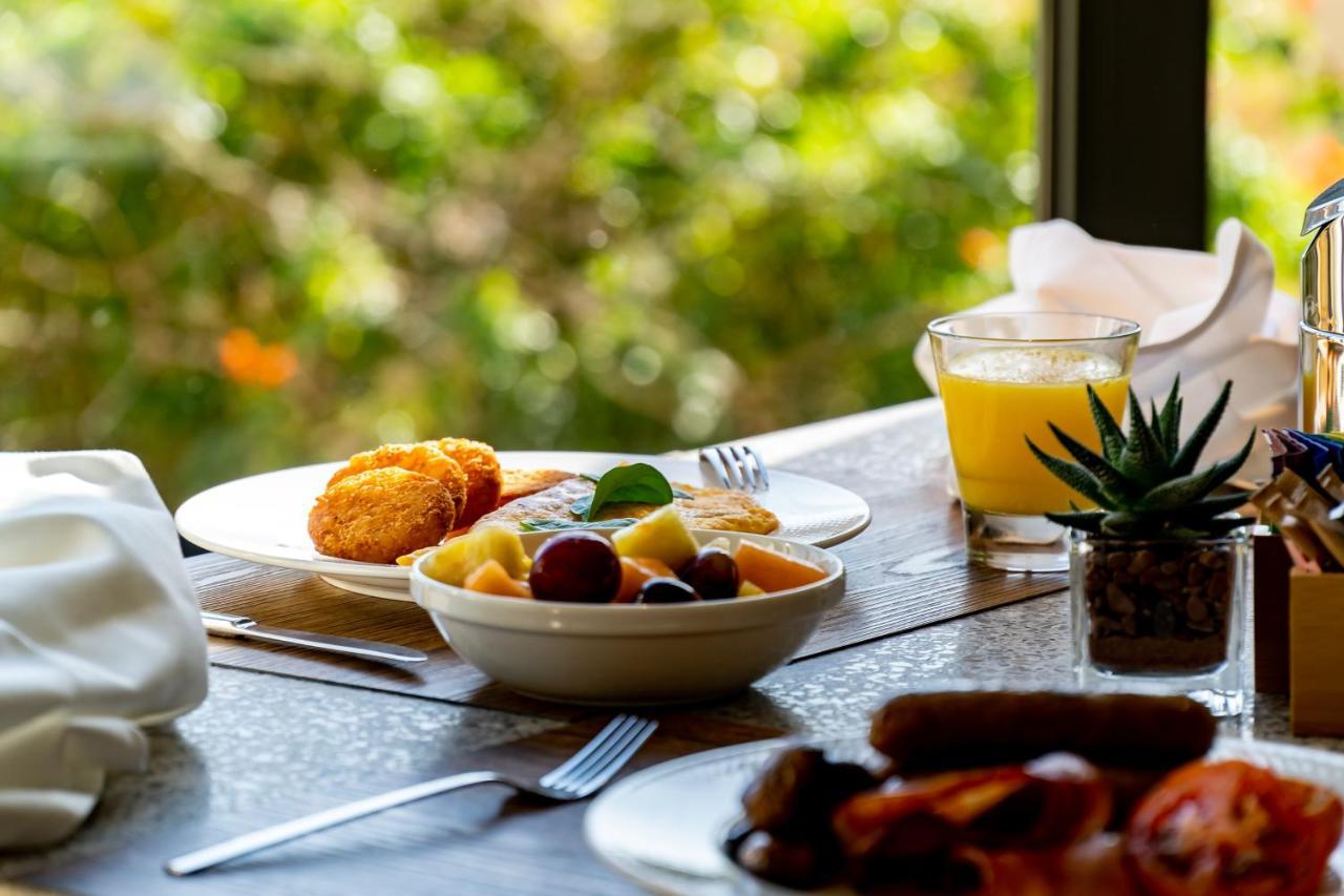 Malta Marriott Resort & Spa Saint Julian's Exterior foto Breakfast at the hotel