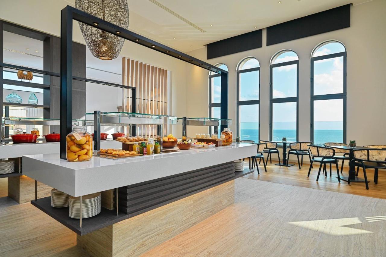 Malta Marriott Resort & Spa Saint Julian's Exterior foto The Club at the airport