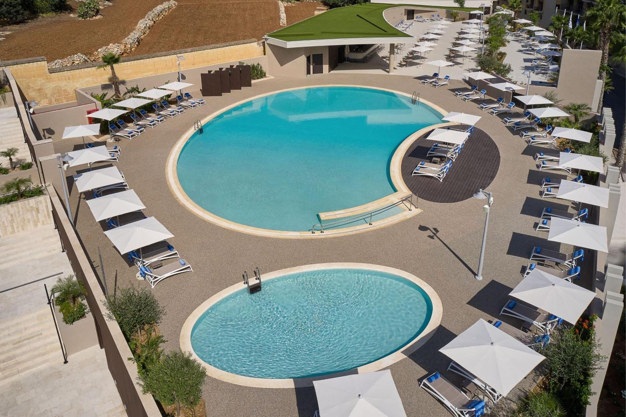Malta Marriott Resort & Spa Saint Julian's Exterior foto The swimming pool at the hotel