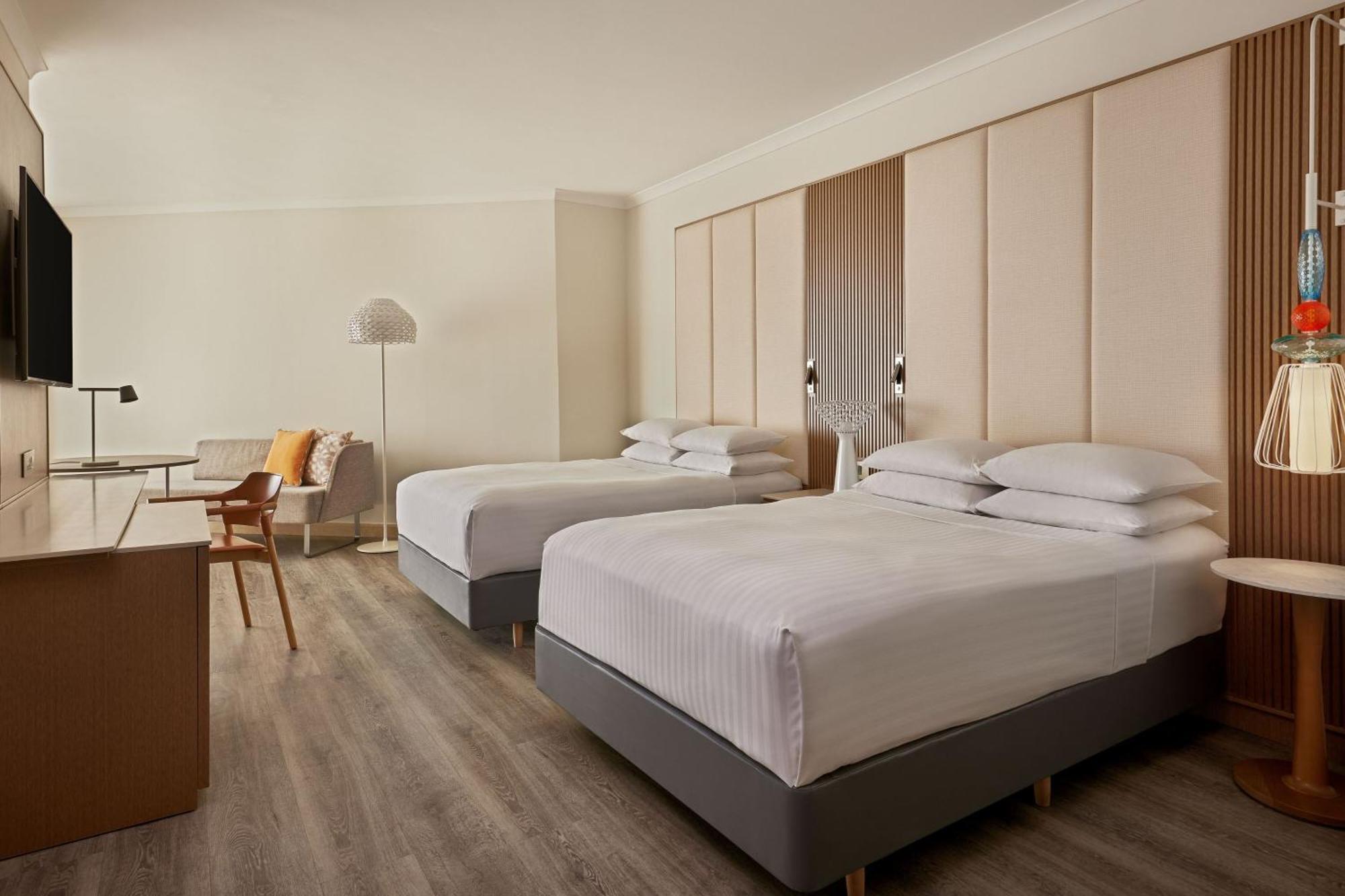 Malta Marriott Resort & Spa Saint Julian's Exterior foto A guest room at the Hilton Garden Inn in San Francisco