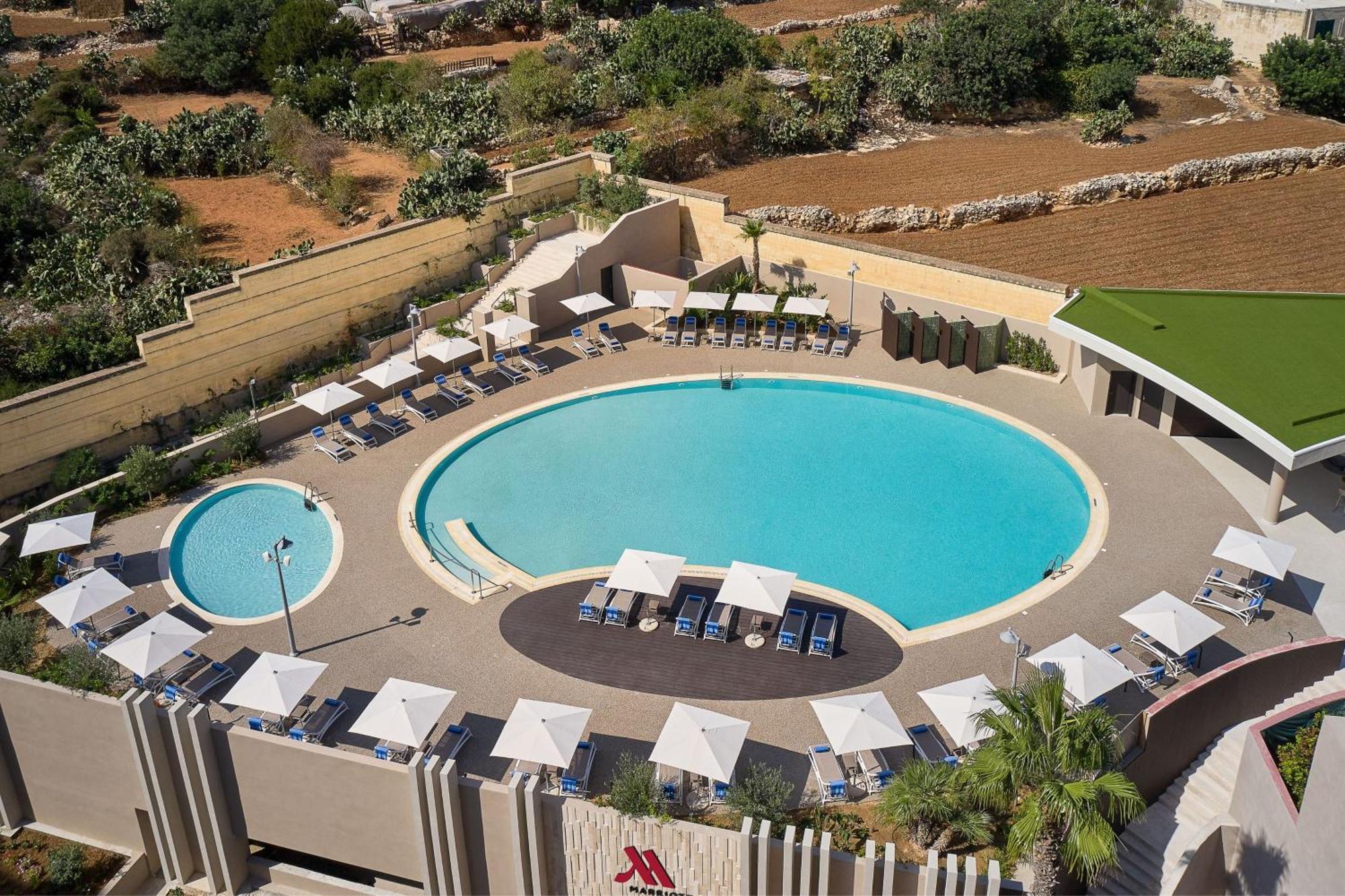 Malta Marriott Resort & Spa Saint Julian's Exterior foto The pool at the hotel