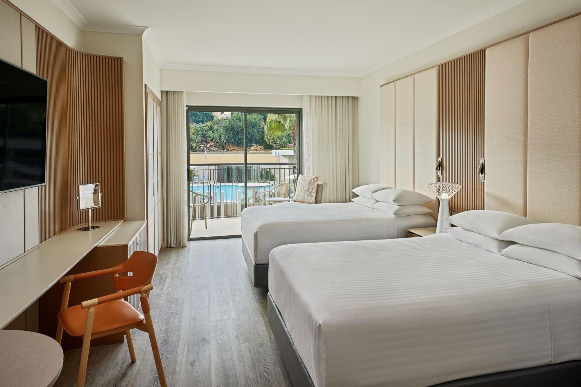 Malta Marriott Resort & Spa Saint Julian's Exterior foto A guest room at the Hilton Garden Inn