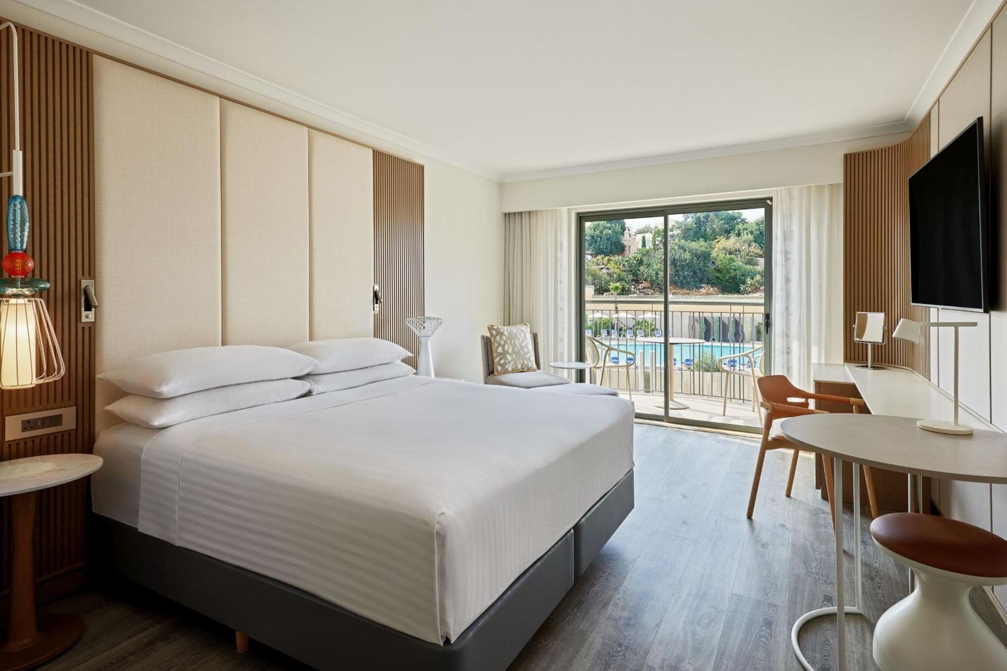 Malta Marriott Resort & Spa Saint Julian's Exterior foto A guest room at the Hilton Athens
