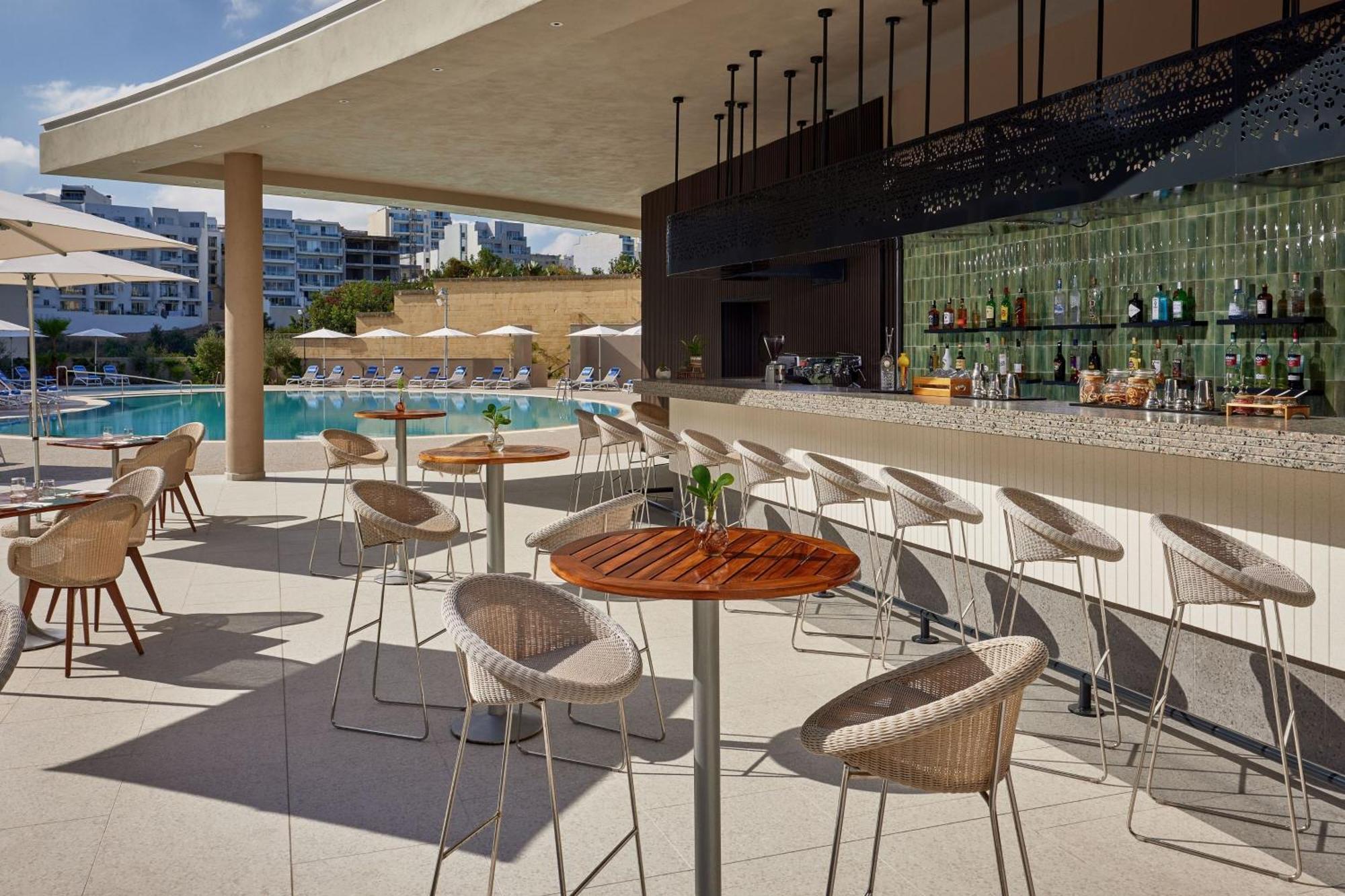 Malta Marriott Resort & Spa Saint Julian's Exterior foto The bar at the pool