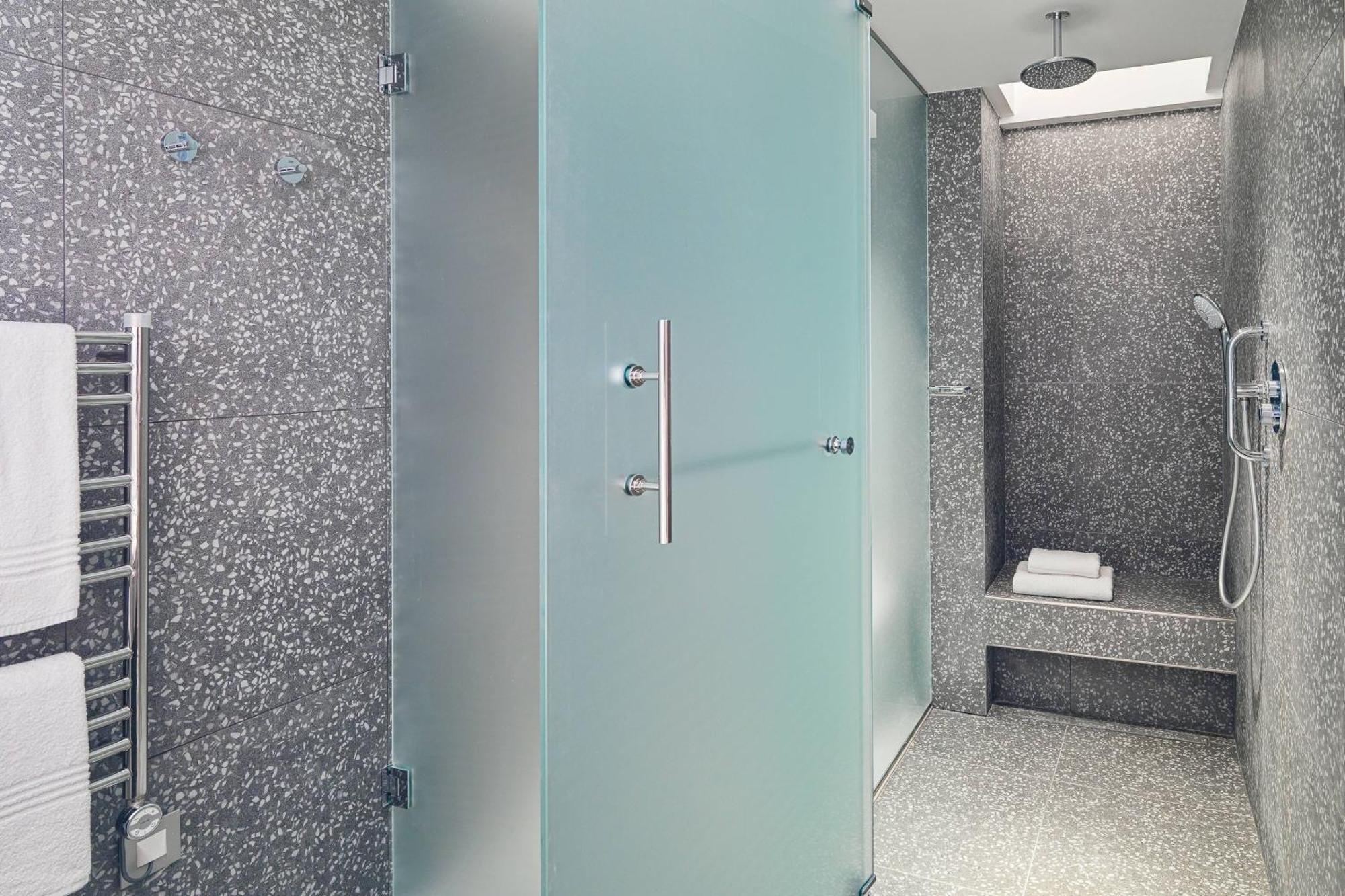 Malta Marriott Resort & Spa Saint Julian's Exterior foto A shower enclosure