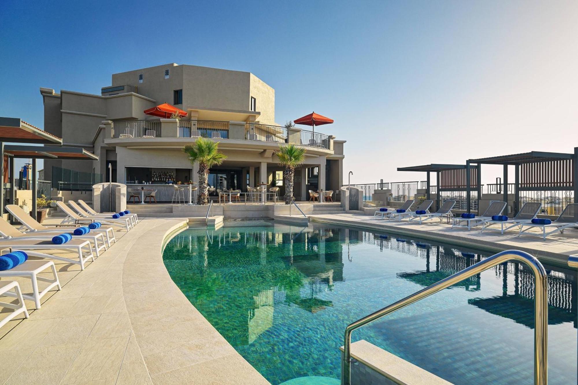 Malta Marriott Resort & Spa Saint Julian's Exterior foto The pool at the hotel